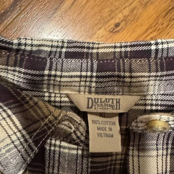 Women’s Duluth flannel - Picture 2 of 2